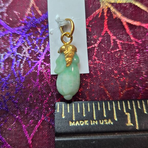 ✨ Delicate Jade Gourd Pendant with Gold Accent – Symbol of Prosperity ✨ - Picture 7 of 8